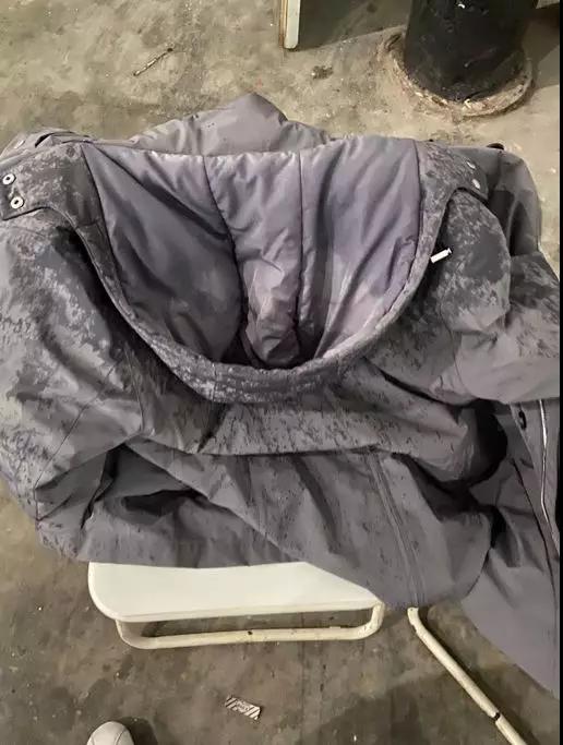 外衣被雨雪打濕，心里卻滿是干勁